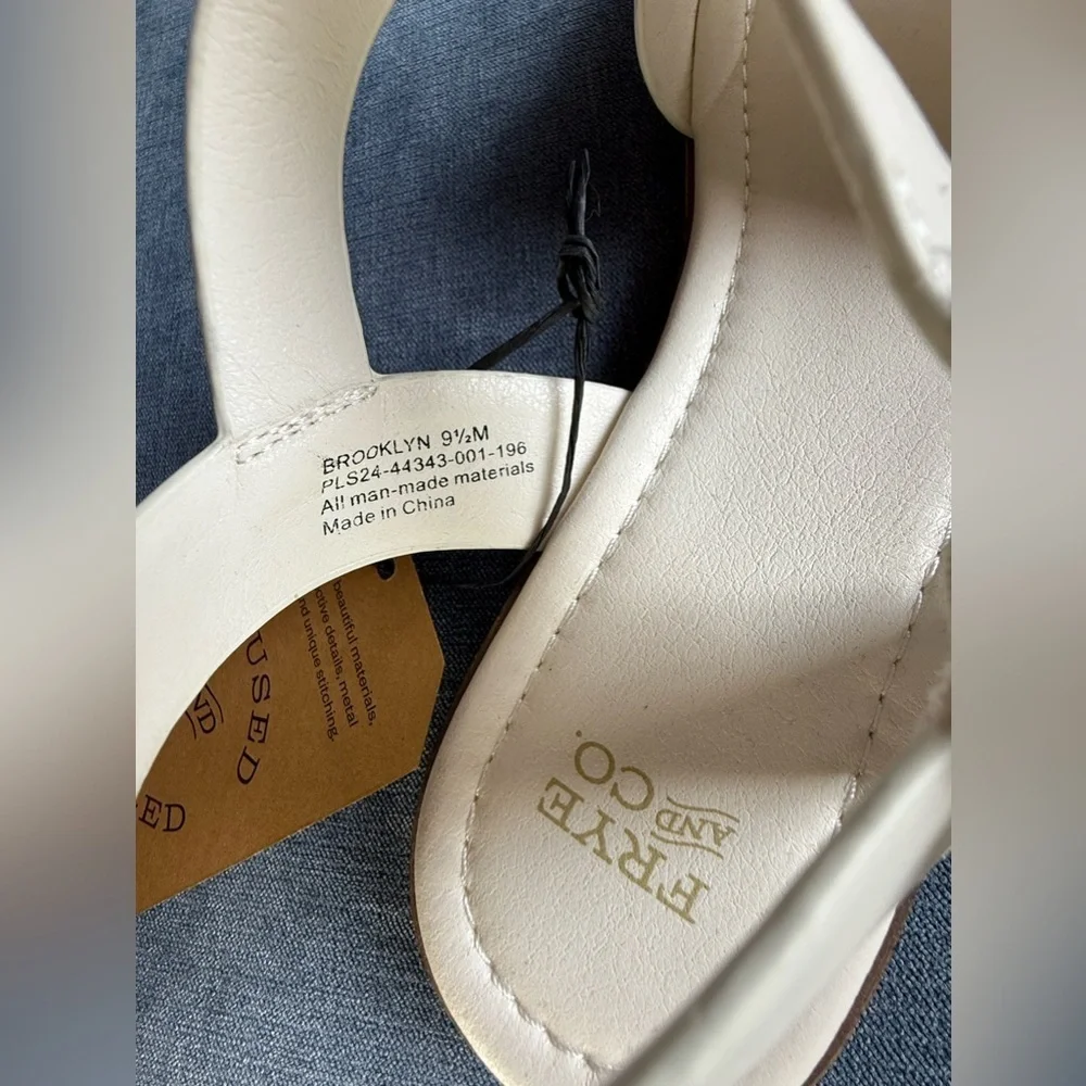Frye & Co Womens Brooklyn Sandals 9.5 White Adjustable Ankle Strap Flat Studded